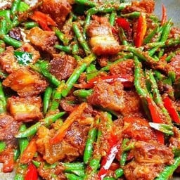ผัดพริกแกงหมูกรอบราดข้าว