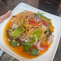 ยำมาม่าหมูสับ