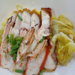 บะหมี่ เกี๊ยวปูข้างร้านเทียนไชย