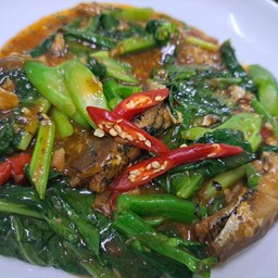 คะน้าฮ่องกงผัดปลากระป๋อง (กับข้าว)