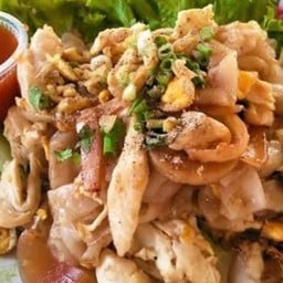 ก๋วยเตี๋ยวคั่วไก่ สุกี้(ลุงบอย)