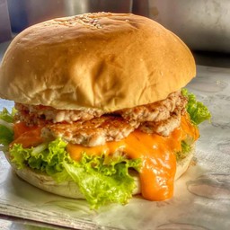 [อร่อยซ่ากับโค้ก] เบอร์เกอร์ดับเบิ้ล หมูไก่ +  โค้ก ออริจินัล (กระป๋อง)