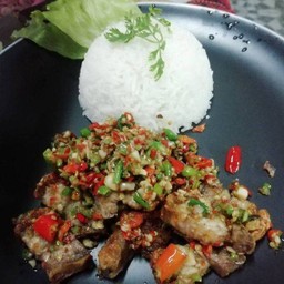 ข้าวราดสามชั้นทอดผัดพริกเกลือ Rice topped with stir fried pork belly and chili and salt