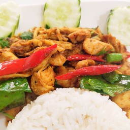 ข้าวผัดพริกแกงหน่อไม้ไก่