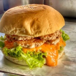 [อร่อยซ่ากับโค้ก] เบอร์เกอร์ดับเบิ้ลเนื้อ +  โค้ก ออริจินัล (กระป๋อง)