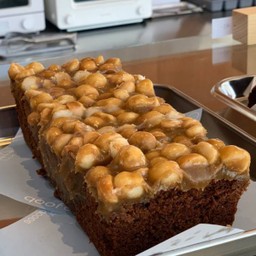 Macadamia toffee cake