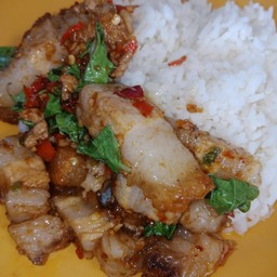 กระเพราหมูกรอบ