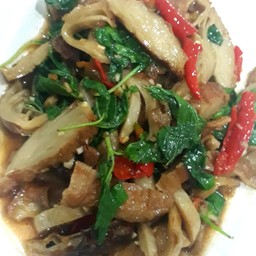 กระเพราเป็ด สามารถสั่งเป็นรวมมิตรหมูแดงได้ค่ะเจ๊บอกด้วยนะคะ