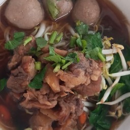 ก๋วยเตี๋ยวหมูตุ๋นน้ำแดง