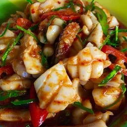 พริกแกงปลาหมึกราดข้าว