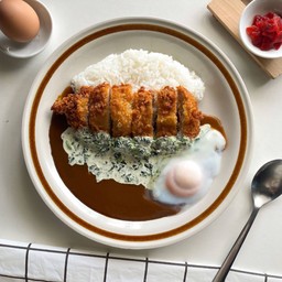 ข้าวหน้าแกงกะหรี่ หมูทอด ผักโขมครีมซอส ท้อปไข่ (เมนูพิเศษ)