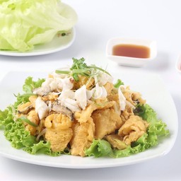 กระเพาะปลาผัดแห้งเนื้อปูเสิร์ฟพร้อมผักกาดแก้วสด