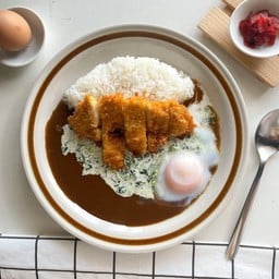 ข้าวแกงกะหรี่ ไก่ทอดคัตสึ ผักโขมครีมซอส ท้อปไข่