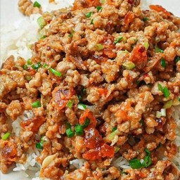 ข้าวราดหมูสับผัดน้ำพริกเผาไข่เค็ม