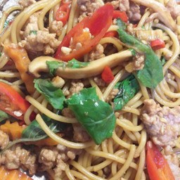 สปาเก็ตตี้กระเพราไก่