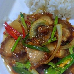 หมูกรอบผัดน้ำพริกเผาราดข้าว