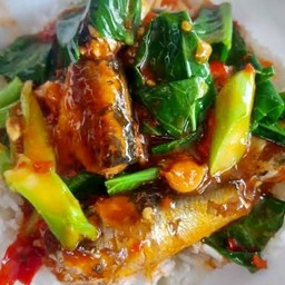คะน้าปลากระป๋อง(ราดข้าว)