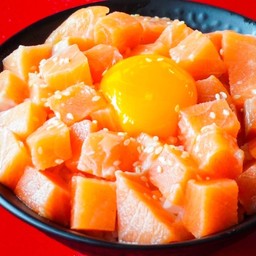 Salmon cube rice ข้าวแซลมอนเต๋าไข่ดอง