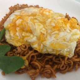 ผัดบะหมี่กะเพราไข่ข้น