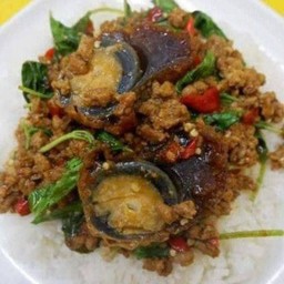 ข้าวกระเพาไข่เยี่ยวม้า