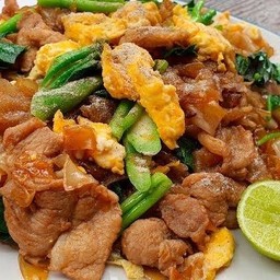 เส้นใหญ่ผัดซีอิ๋วหมู