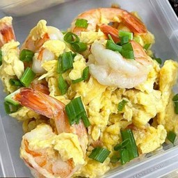 ไข่ขยี้กุ้งราดข้าว