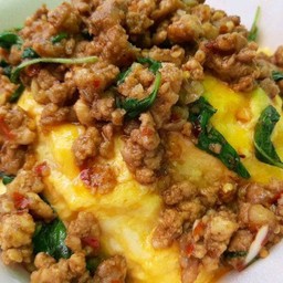 ไข่ข้นราดกระเพราหมูสับโครตแช่บ