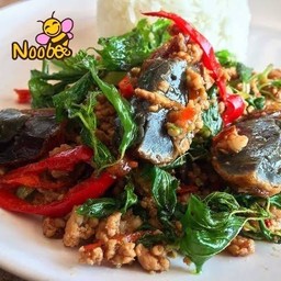 กระเพราไข่เยี่ยวม้าหมูสับ