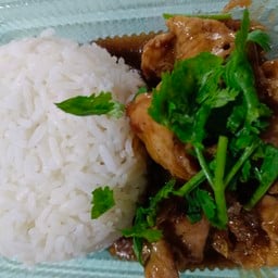 หมุกระเทียม-ไก่กระเทียม ราดข้าว