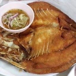 ปลากระพงทอดราดน้ำปลา