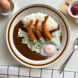 ข้าวแกงกะหรี่กุ้งทอด ซอสผักโขม ท้อปไข่