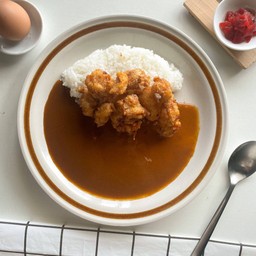 ข้าวหน้าแกงกะหรี่ หนังไก่กรอบแป้งเกาหลี