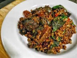 กระเพราหมูสับไข่เยี่ยวม้า
