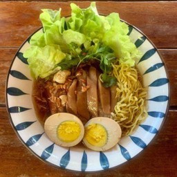 ก๋วยเตี๋ยวขาหมูไข่พะโล้