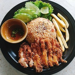 ข้าวผัดน้ำพริกแจ๋วไก่กรอบ