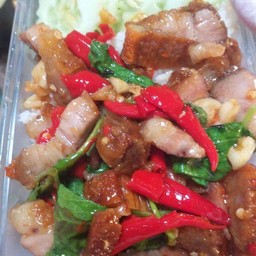 กระเพาหมูกรอบราดข้าว