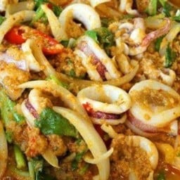 หมึกผัดผงกะหรี่ราดข้าว