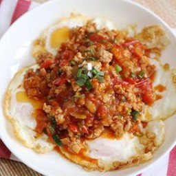 ฉู่ฉี่ไข่ดาว (กับข้าว)