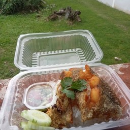 ข้าวปลาแกะและอาหารตามใจแม่ค้า