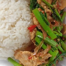 ข้าวผัดผักบุ้งไก่