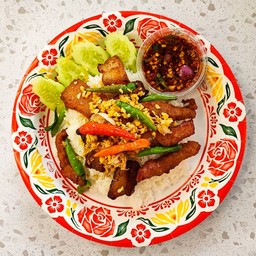 ข้าวหมูสามชั้นทอดราดพริกกระเทียม