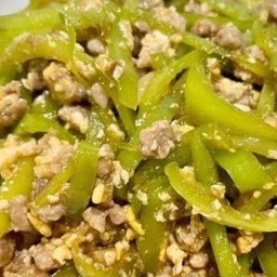 พริกหยวกหมูสับใส่ไข่ราดข้าว