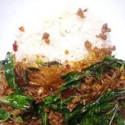 กะเพราวุ้นเส้น ราดข้าว