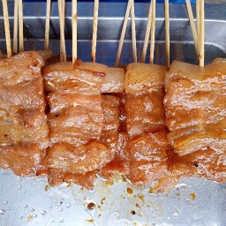 หมูย่างโกบอย บนควนถนนอำเภอ