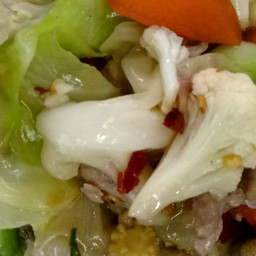 ผัดผักรวมมิตรหมู ( เป็นกับข้าว )