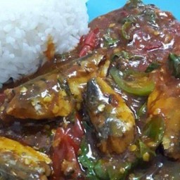 ผัดกระเพราปลากระป๋องราดข้าว