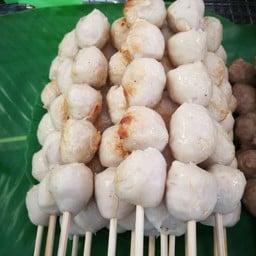 ลูกชิ้นปิ้งย่าง by เจ๊พิณ - ตลาดประดู่สาย 1 ตลาดประดู่(อินทราวาส)