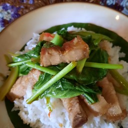 ข้าวคะน้าหมูกรอบ