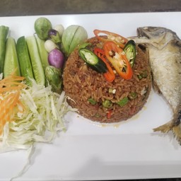ข้าวผัดน้ำพริกกะปิปลาทูทอด