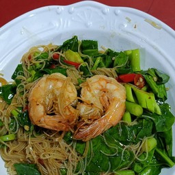 ผัดหมี่คะน้าใส่กุ้ง